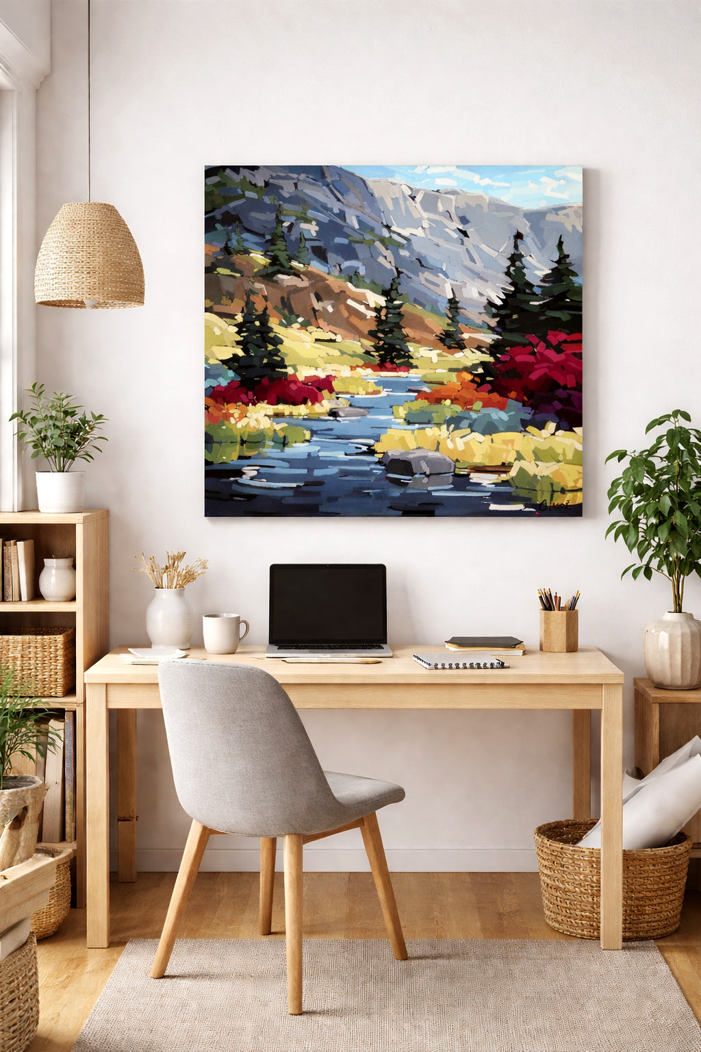 bureau à la maison de style scandinave avec oeuvre vibrante