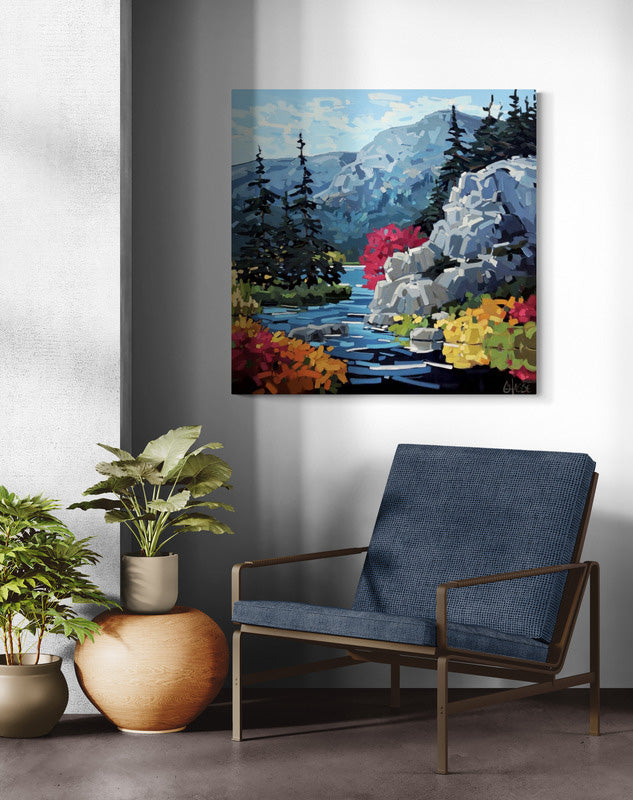 tableau coloré dans un décor épuré. le tableau est placé au dessus d'un fauteuil contemporain de couleur bleu-gris s'agençant à la peinture. La scène est agrémentée de quelques pots de fleurs en grès.