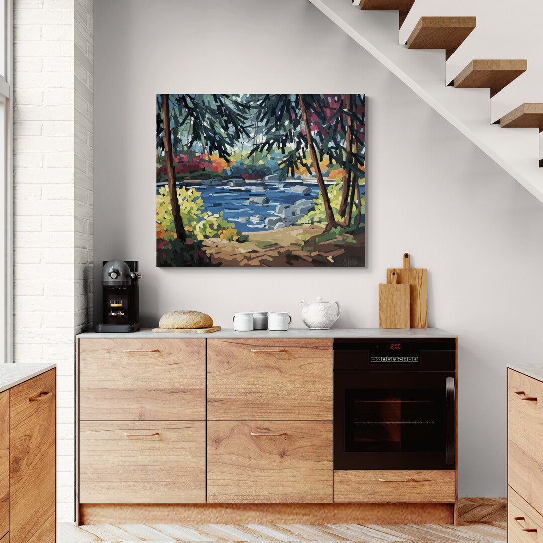 Mise en situation d'une peinture de Martine Chassé dans une cuisine de style scandinave épuré.