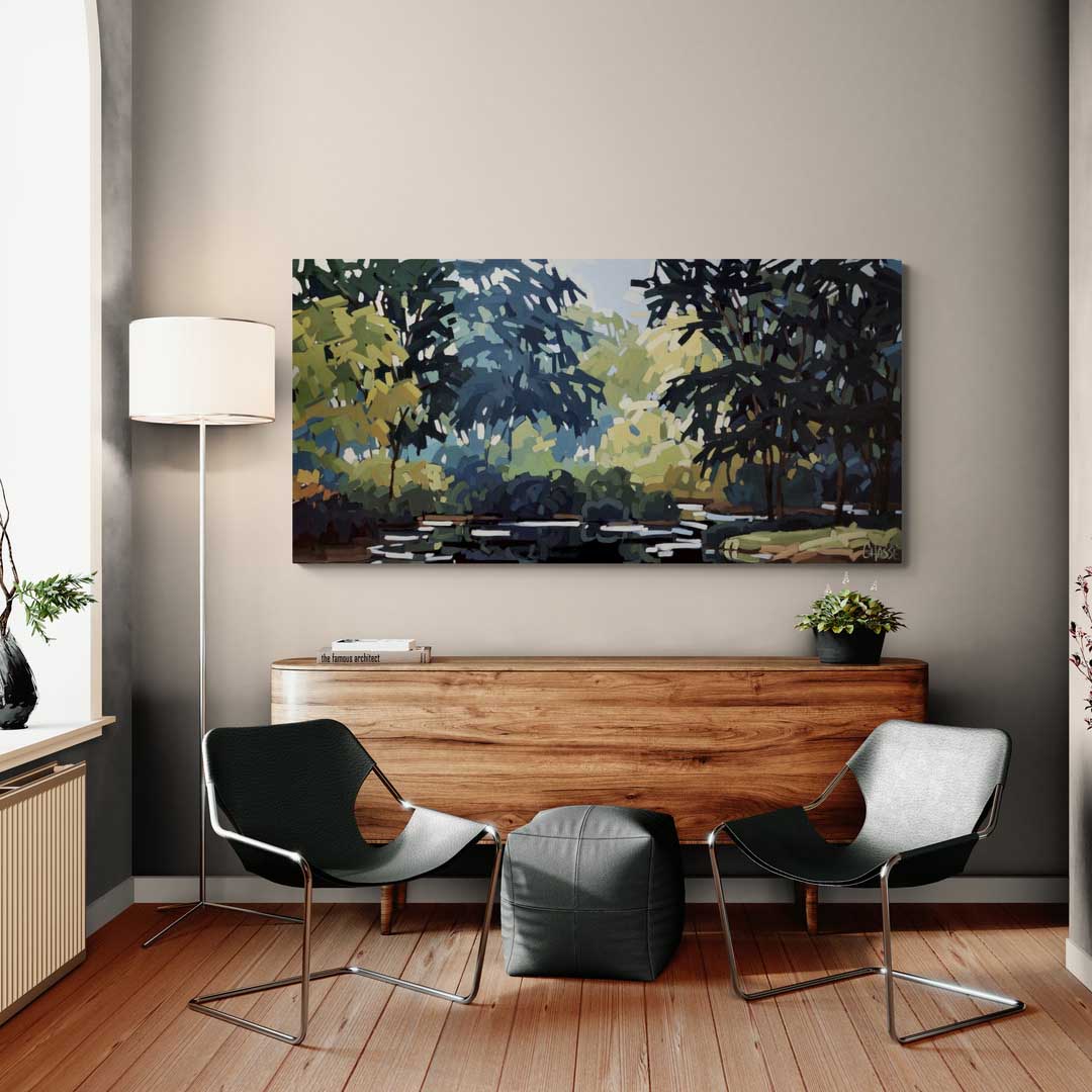 Peinture de paysage contemporaine « Quand la lumière se dépose » exposée au-dessus d’un buffet en bois dans un intérieur chaleureux, où ses nuances de bleu et de vert apportent une touche de nature et de fraîcheur.