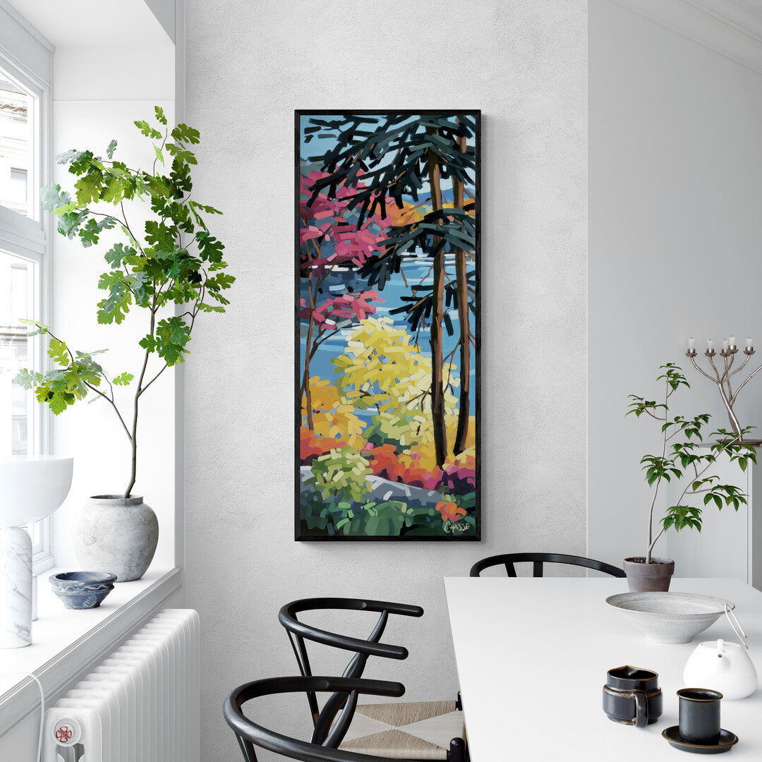 Oeuvre de Martine Chassé présentée dans un décor de coin déjeuner de style épuré.