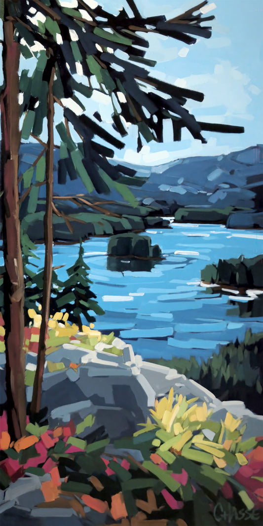 Peinture contemporaine semi-abstraite représentant un paysage de lac entouré de montagnes et de conifères. Au premier plan, des rochers lumineux et une végétation colorée encadrent une étendue d’eau bleue aux reflets calmes. Les touches gestuelles et les contrastes de lumière créent une atmosphère paisible inspirée des paysages naturels canadiens.