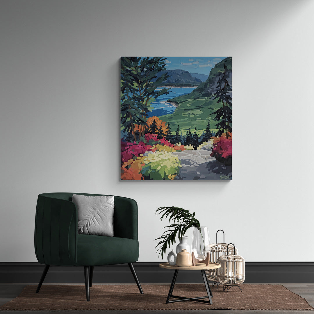Tableau coloré représentant un paysge de Terre-Neuve dans un décor épuré avec un fauteuil contmeporain vert forêt avec une petite table à café en bois et métal.
