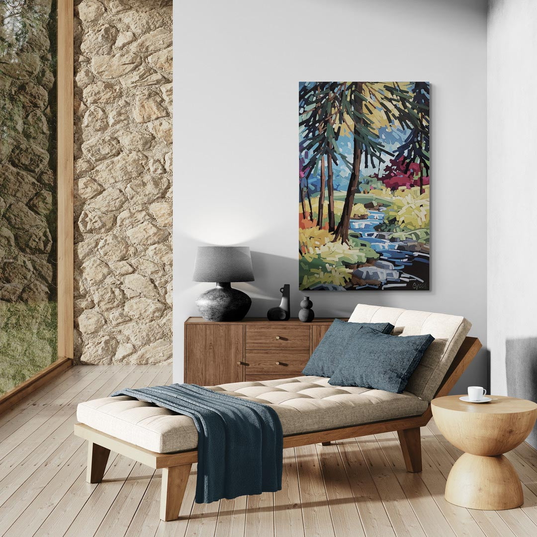 Peinture de Martine Chassé représentant un paysage coloré placé dans un décor de salle de séjour très luminieuse et invitante.