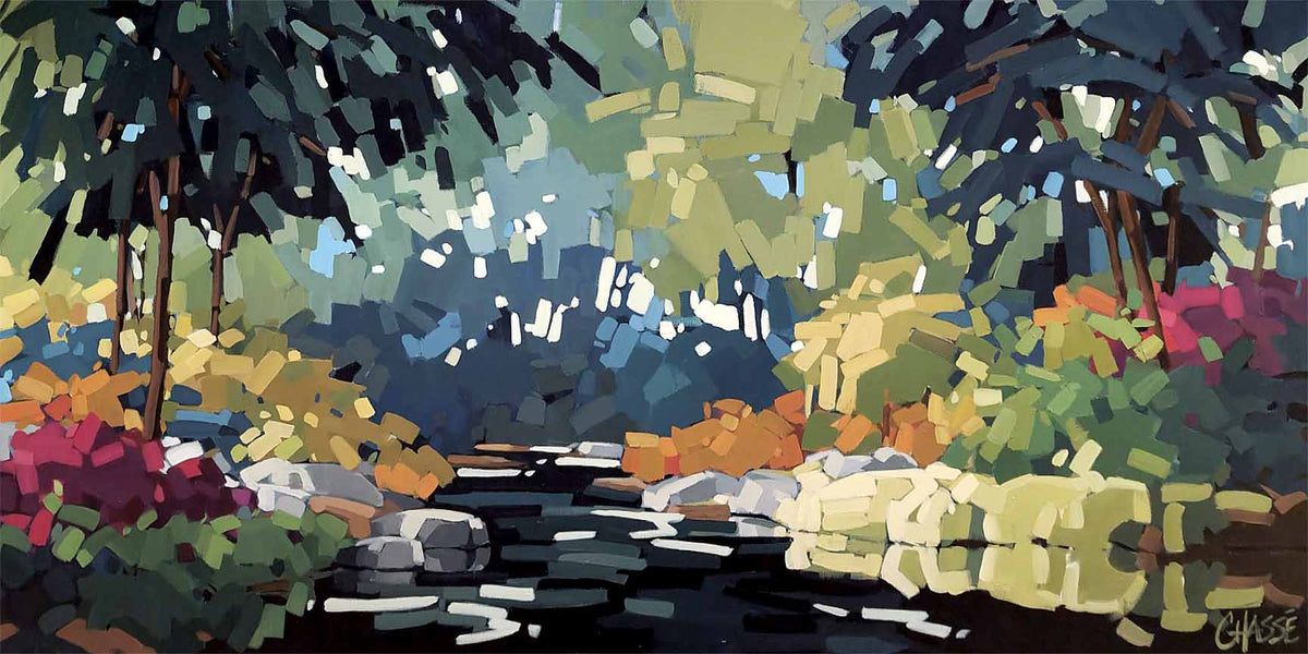 Peinture de paysage forestier représentant une rivière calme bordée d’épinettes et de rochers, avec des reflets de lumière dans des tons de bleu, vert, jaune et orangé, par l’artiste peintre québécoise Martine Chassé.