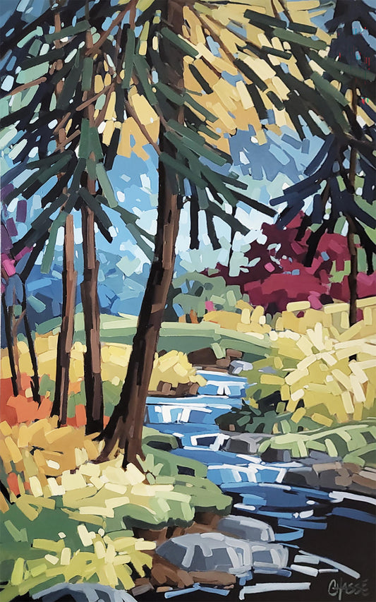 Peinture contemporaine représentant un ruisseau serpentant à travers un paysage boisé baigné de lumière. De grands pins encadrent la scène tandis que des feuillages dorés, verts et magenta illuminent le sous-bois. L’œuvre est réalisée dans un style expressif aux touches fragmentées et colorées.