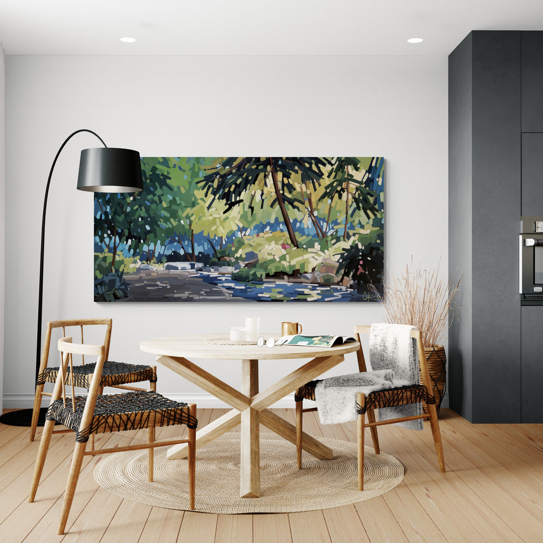 oeuvre contemporaine représentant un ruisseau qui coule doucement dans un sous-bois lumineux, placée  dans une salle à manger jeune et invitante.
