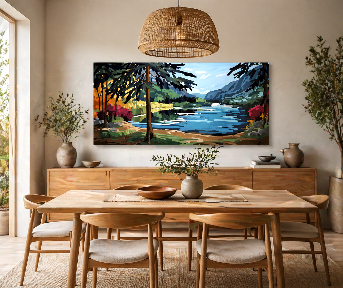 Salle à manger moderne de style scandinave lumineux avec grande table en bois naturel, chaises minimalistes et suspension en fibres naturelles. Une grande peinture panoramique de paysage forestier avec lac est accrochée au mur, sans cadre, apportant une ambiance chaleureuse, naturelle et apaisante à l’espace.