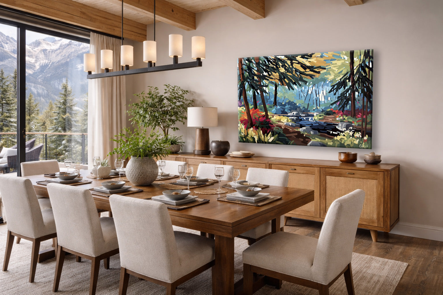 Salle à manger contemporaine dans un chalet de montagne avec grande table en bois naturel, chaises confortables de couleur crème et une grande peinture panoramique de paysage forestier avec une rivière et un sentier est accrochée au mur, sans cadre, apportant une ambiance chaleureuse, naturelle et apaisante à l’espace.