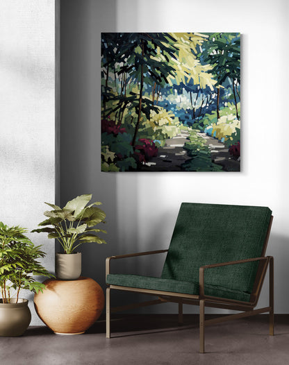 Un coin salon moderne et épuré mettant en valeur un tableau d'art contemporain. L'œuvre carrée représente un sentier forestier stylisé avec des touches de peinture épaisses dans des tons de vert, jaune, bleu et bordeaux. En dessous, un fauteuil élégant avec des coussins texturés vert forêt et une structure en métal marron est orienté vers la droite. À gauche du fauteuil, deux plantes vertes en pot sont disposées sur le sol sombre, l'une reposant sur un grand vase décoratif arrondi de couleur terre cuite. La