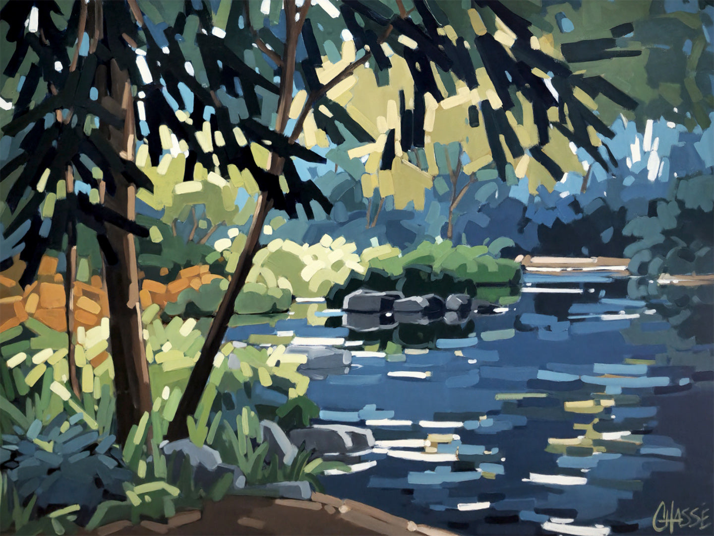 Peinture d'un lac paisible à la fin d'une journée ensoleillée. Les derniers rayons de lumière filtrent à travers les arbres et se reflètent sur l'eau calme, tandis que les rochers et la végétation encadrent une scène empreinte de sérénité et de douceur.