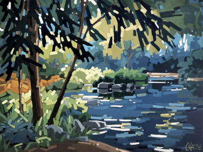 Peinture d'un lac paisible à la fin d'une journée ensoleillée. Les derniers rayons de lumière filtrent à travers les arbres et se reflètent sur l'eau calme, tandis que les rochers et la végétation encadrent une scène empreinte de sérénité et de douceur.