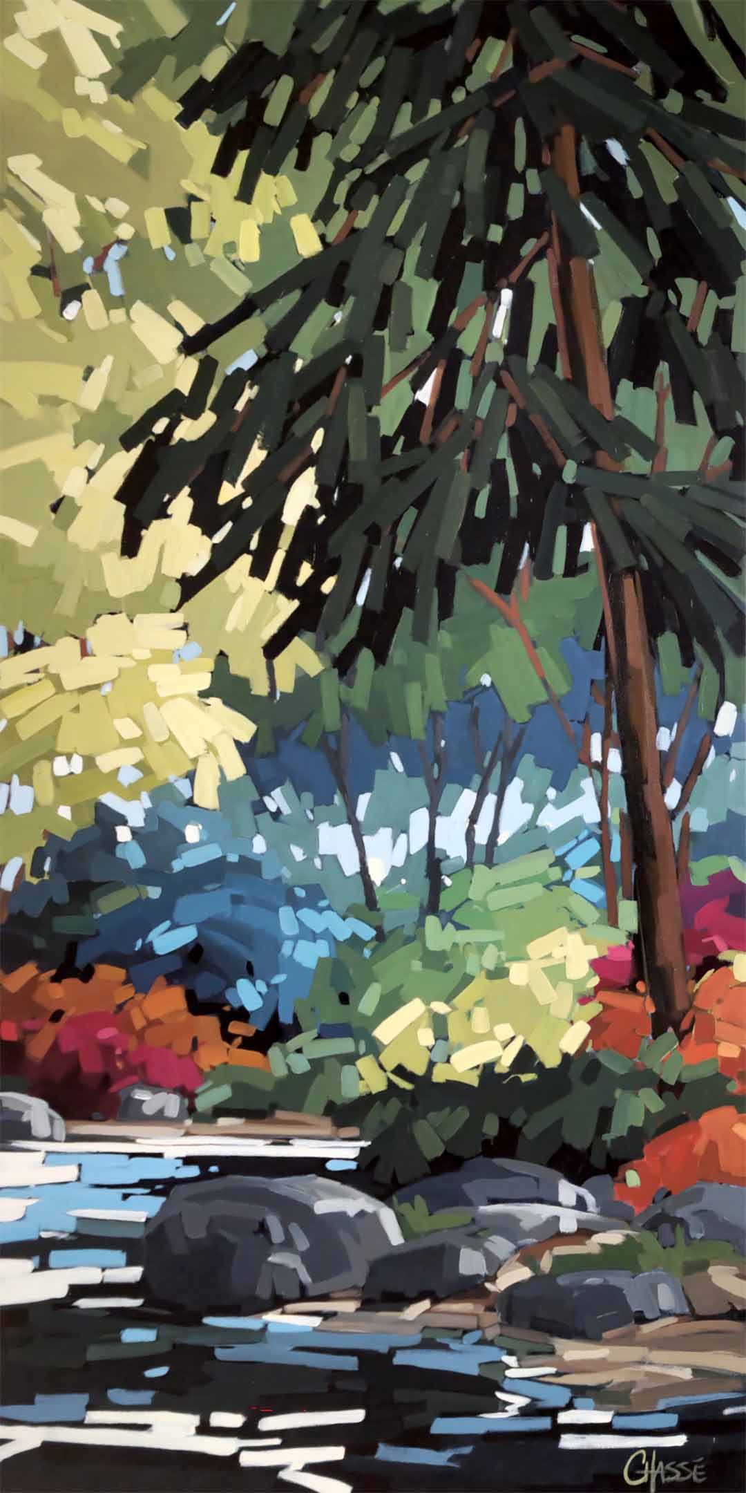 Peinture de paysage représentant un ruisseau bordé de rochers au cœur d’une forêt, avec de grands conifères et une végétation aux couleurs vertes, bleues et orangées de l’automne.
