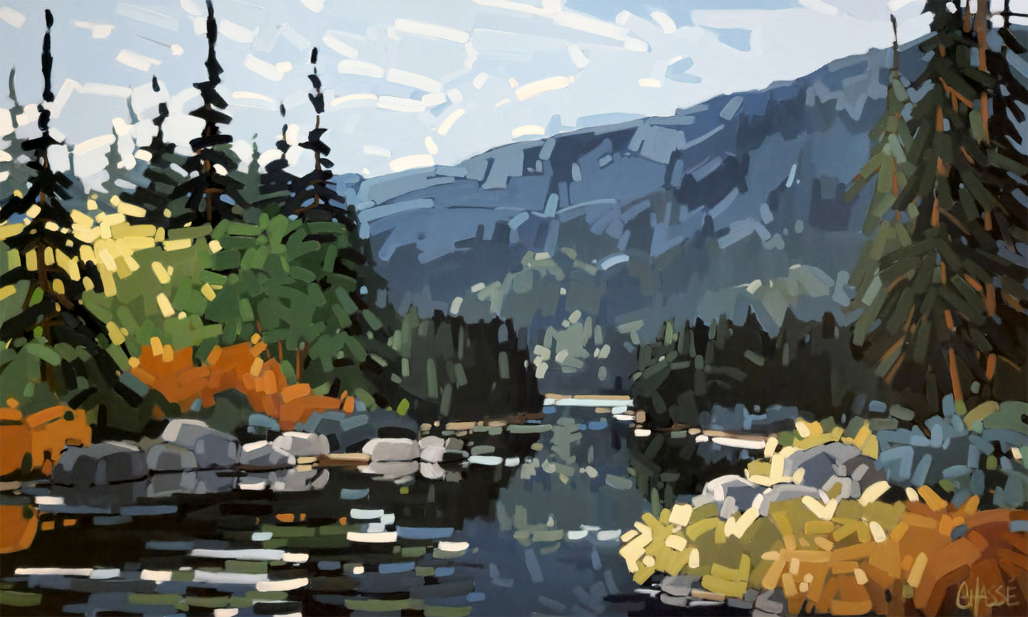 Peinture impressionniste contemporaine d'une rivière calme serpentant entre des rochers et une forêt d'épinettes, avec une chaîne de montagnes bleutées en arrière-plan. Une douce lumière illumine les berges aux teintes dorées tandis que les reflets animent la surface de l'eau.