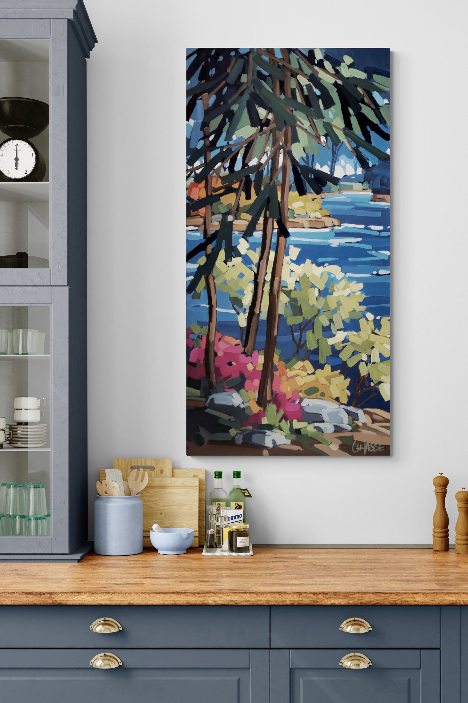 Peinture de Martine Chassé placé au-dessus d'un comptoir dans une cuisine de sytle farm house.