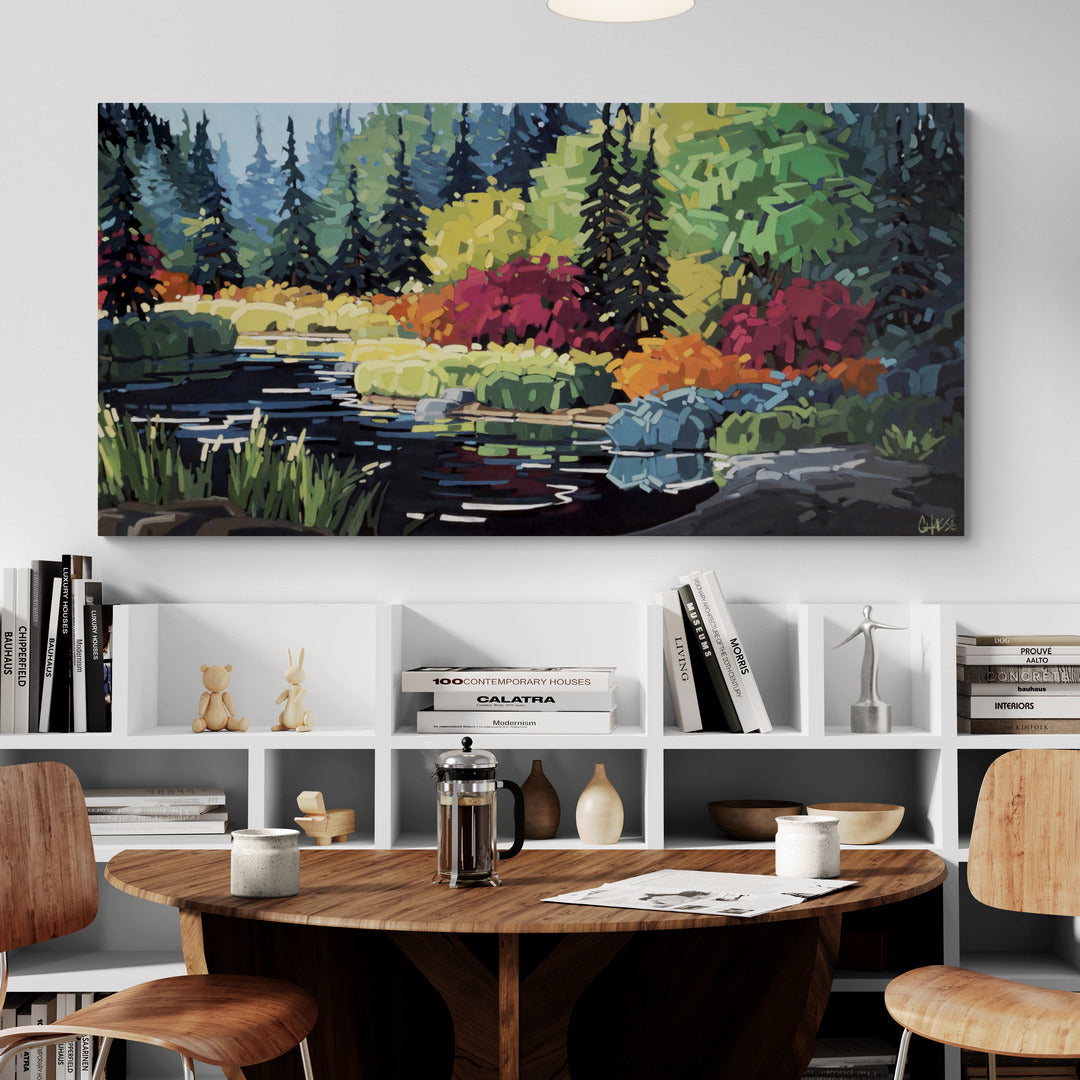 Peinture contemporaine représentant un marais de la forêt boréale suspendu au-dessus d'une petite bibliothèque dans un décor jeune et épuré avec de meubles en bois.