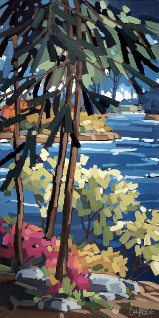 Peinture contemporaine semi-abstraite représentant un paysage lacustre bordé de pins et de feuillages lumineux. Des touches gestuelles vertes, bleues et dorées créent une scène vibrante où la lumière traverse les arbres et se reflète sur l’eau calme. Composition verticale inspirée de la nature canadienne, réalisée dans un style moderne et expressif.