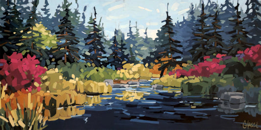 Peinture impressionniste contemporaine représentant un marais paisible bordé de conifères sombres. Des arbustes aux teintes rouges, orangées et dorées illuminent les rives tandis qu’un ciel bleu pâle filtre la lumière du matin. L’eau calme reflète les couleurs vibrantes et les silhouettes des arbres dans une atmosphère sereine et contemplative.