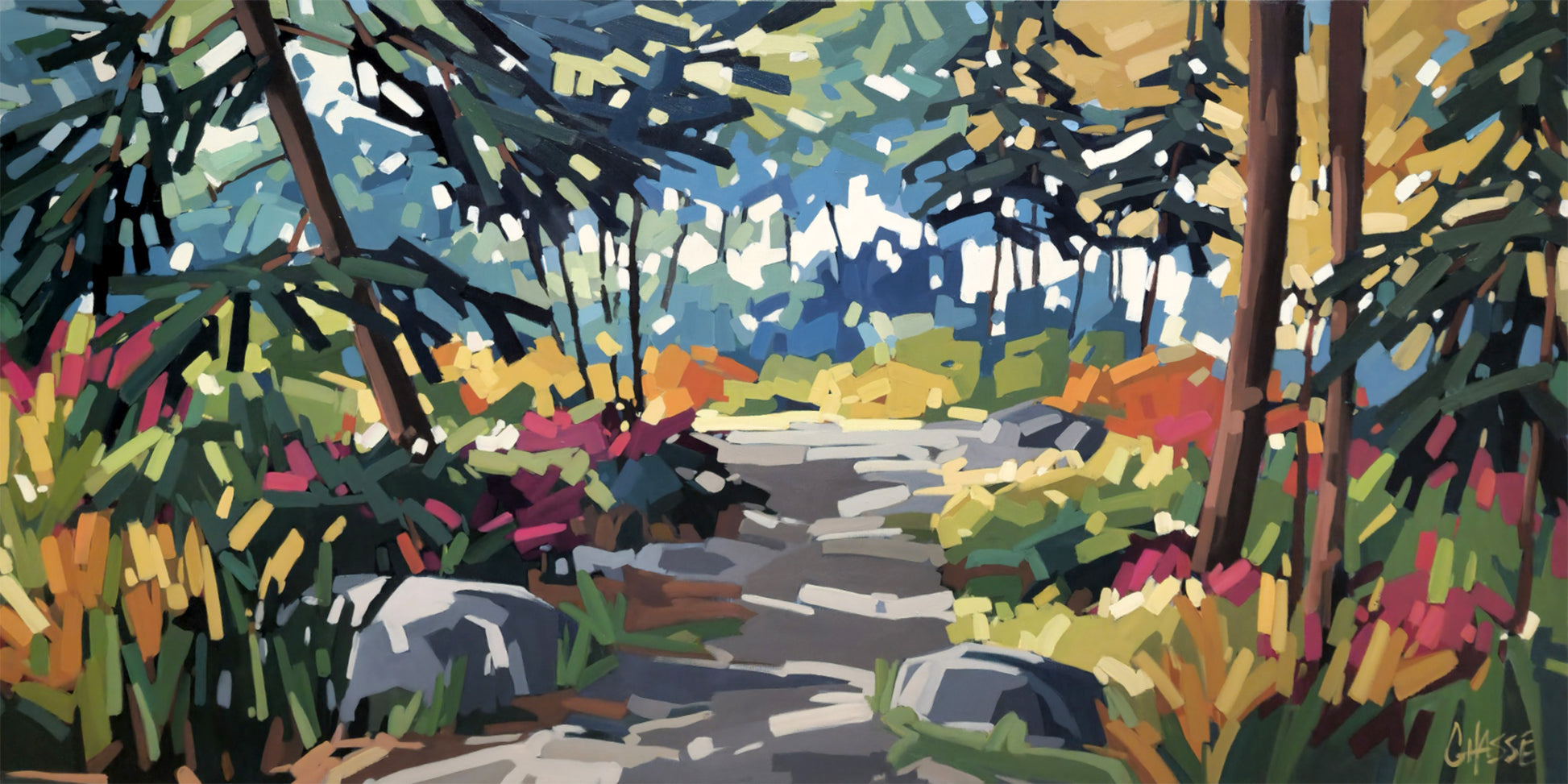Peinture acrylique aux coups de pinceau expressifs représentant un sentier forestier rocailleux s'enfonçant vers une clairière lumineuse. Des conifères encadrent la composition, tandis que des sous-bois colorés — roses, oranges et jaunes — bordent le chemin. La lumière blanche diffuse en arrière-plan crée une atmosphère de profondeur et de sérénité. Œuvre de Martine Chassé, peintre contemporaine québécoise, format 30 x 60.


