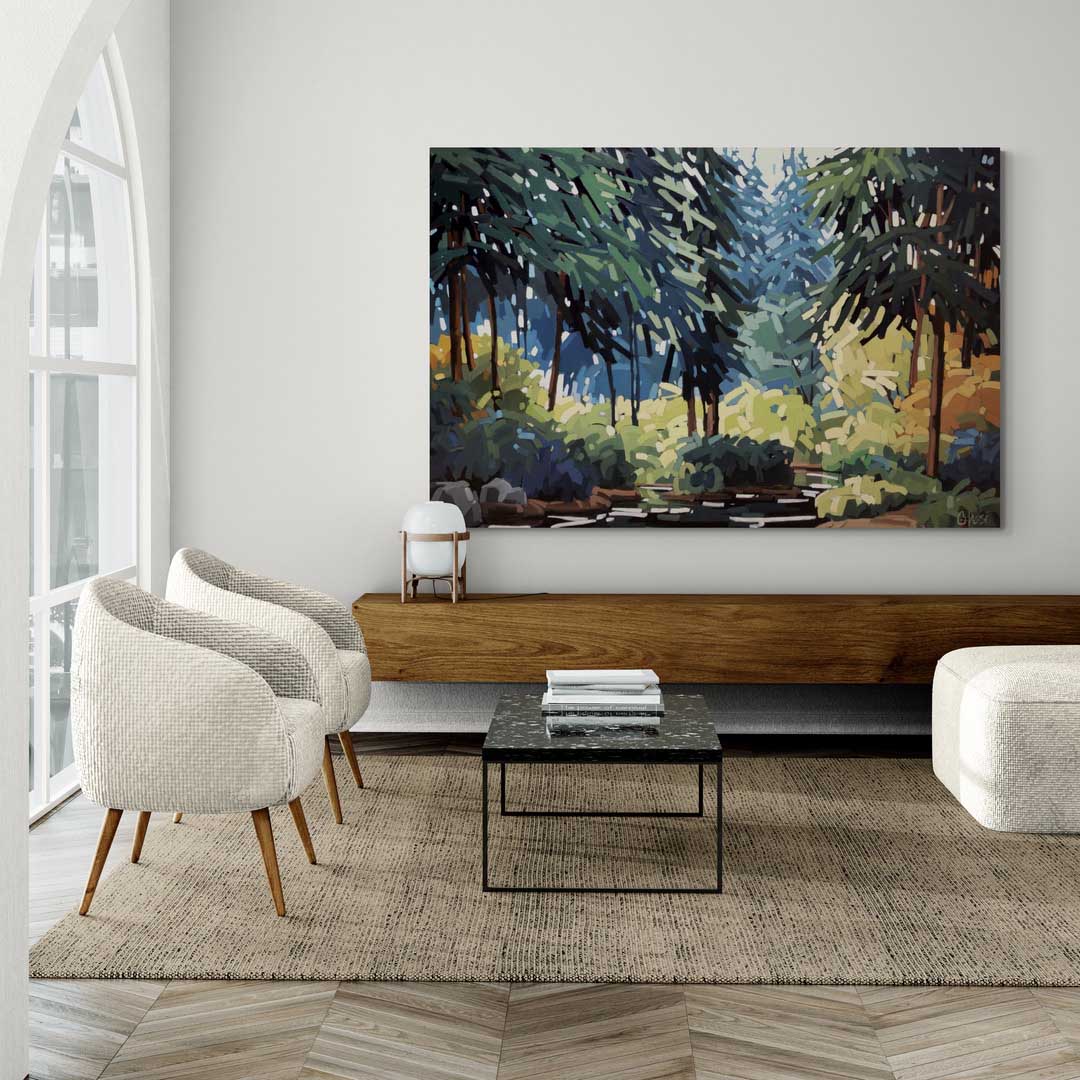Oeuvre placée au dessus d'une pourtre en bois qui fait office de tabette basse dans salon lumineux avec une grande fenêtre en arche et de jolis petits fauteuils de couleur crème.