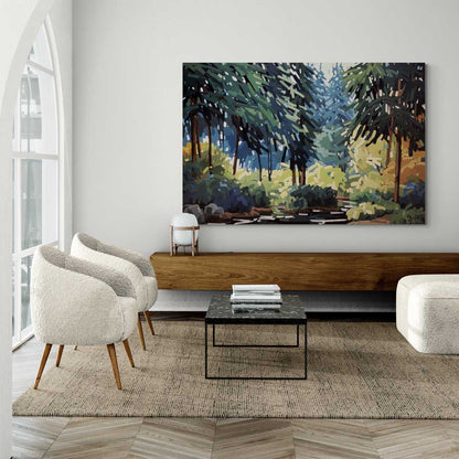 Oeuvre placée au dessus d'une pourtre en bois qui fait office de tabette basse dans salon lumineux avec une grande fenêtre en arche et de jolis petits fauteuils de couleur crème.