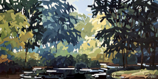 Peinture de paysage représentant un sous-bois en été au bord d’une étendue d’eau, avec des arbres aux multiples nuances de bleu et de vert traversés par la lumière, créant une atmosphère fraîche, paisible et apaisante.