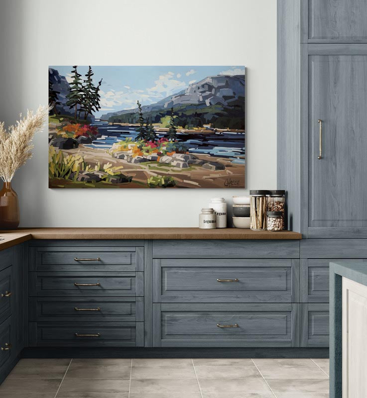 Oeuvre de Martine Chassé représentant un paysage de bord de lac. Tableau présenté dans une cuisine contemporaine et épurée.