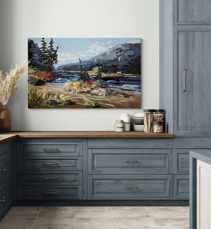 Oeuvre de Martine Chassé représentant un paysage de bord de lac. Tableau présenté dans une cuisine contemporaine et épurée.