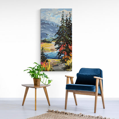 mise en situation d'une peinture dans une pièce avec un fauteuil style mid-century bleu et une table basse. Oeuvre de Martine Chassé, peintre contemporaine québécoise