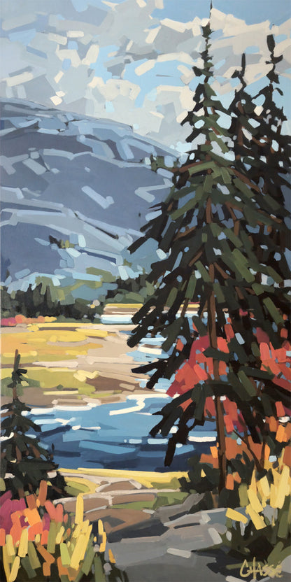 Peinture acrylique de Martine Chassé, peintre contemporaine québécoise, Oeuvre colorée représentant un paysage riverain avec une montagne à l'arrière-plan.
