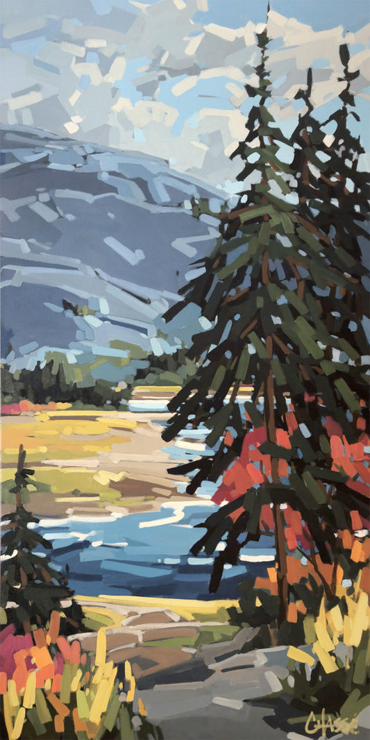 Peinture acrylique de Martine Chassé, peintre contemporaine québécoise, Oeuvre colorée représentant un paysage riverain avec une montagne à l'arrière-plan.