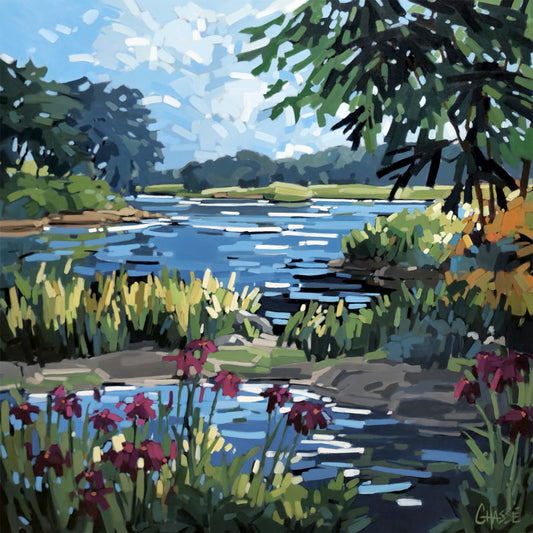 Peinture d'un paysage riverain baigné d'une lumière douce. Un petit cours d'eau serpente au premier plan avant de rejoindre une rivière plus large. Des fleurs sauvages pourpres bordent les berges verdoyantes tandis que de grands arbres encadrent la scène. Les reflets du ciel sur l'eau et l'atmosphère calme évoquent un jour d'été qui s'attarde paisiblement.